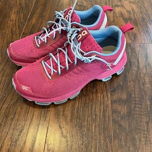 On Cloud running shoes (womens 9)